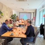 Workshop Szene mit aktiven am Tisch sitzenden Teilnehmenden